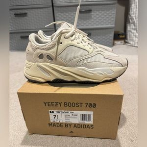 Yeezy 700 Analog size 7.5